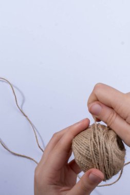 Masadaki el işi için malzemeler ve aletler.