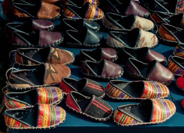 Pazarda geleneksel el yapımı deri ayakkabılar.