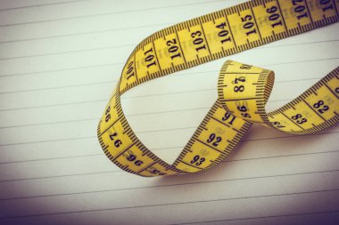 Sarı renk çizgili kağıt kasette ölçme