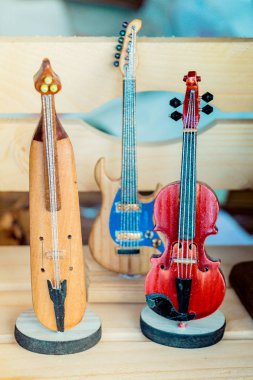 Müzik aletleri ağaçtan modeller kümesi