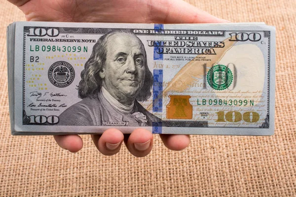 Paquete Billetes Mano Dólar Estadounidense Sobre Fondo Lienzo Lino — Foto de Stock