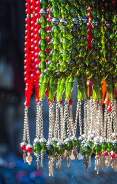 Çeşitli renkte renkli boncuklar.