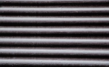 Metal arka plan olarak dükkanın önündeki düz çizgiler.