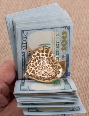 Amerikan 100 dolarlık banknot bir kalp ile el klip