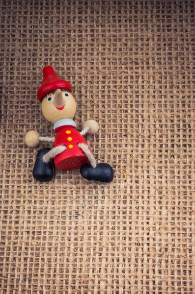 Pinocchio Sitzt Neben Einer Pinnwand — Stockfoto