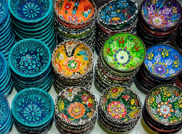 Παραδοσιακά Τουρκικά Κεραμικά Πιάτα Στο Παζάρι — Φωτογραφία Αρχείου