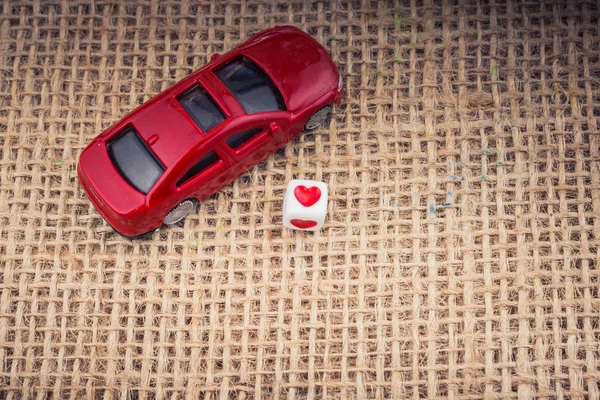 Liefde Kubus Een Rode Speelgoedauto Een Linnen Doek — Stockfoto