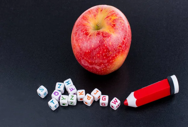 Geri Okul Tema Için Bir Kırmızı Elma Yönetim Kurulu — Stok fotoğraf
