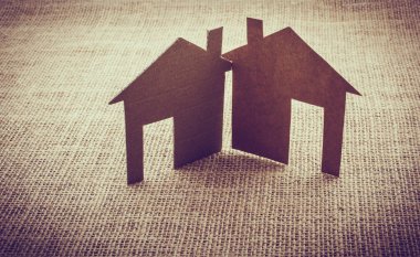 Keten bir tuval üzerine yerleştirilen kesme dışarı-in odun şeklinde evi