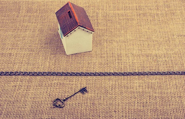 Retro Schlüssel Und Ein Musterhaus Jenseits Der Kette Auf Einer — Stockfoto
