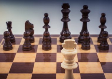 Satranç tahtasının üzerinde satranç taşları var.