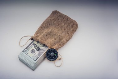 Pusula ve bizden bir çuval beyaz bir arka plan üzerinde dollarin paket