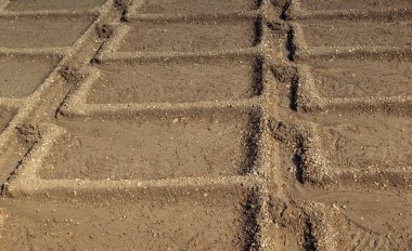 İlkbaharda tarlaya sürülmüş ve izleri var.
