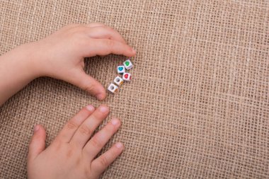 Kalp şeklinde tuval üzerine elinde küçük küpler