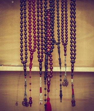 Çeşitli renkte tespih seti