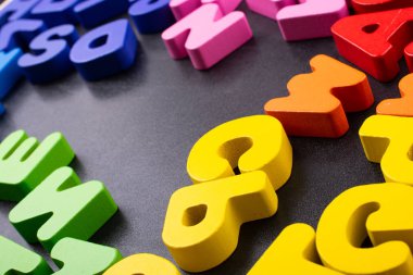 Tahtadan yapılmış renkli alfabe harfleri