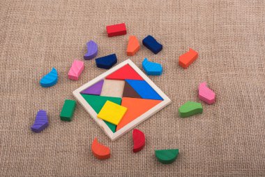 Kare tangram bulmacasının renkli parçaları