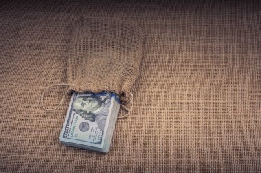 Banknot paket bizden dollarin bir tuval üzerine bir çuval