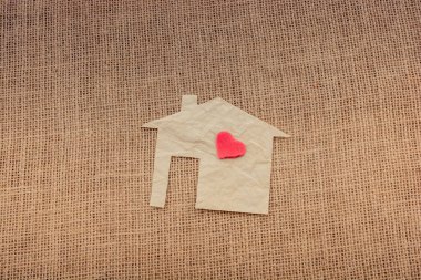 Tuvalin arka planında kağıttan kesilmiş kalp şeklinde.