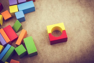 Kahverengi arkaplanda renkli yapı taşları