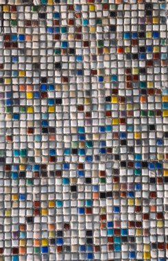 Beton duvar ile renkli mozaik kaplı