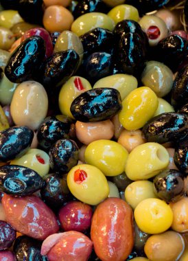 Markette Türk usulü zeytin standı