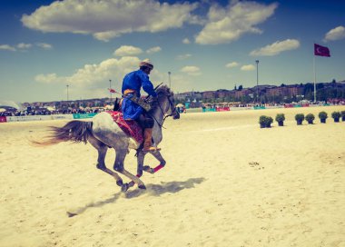 Türk erkeği ve binicisi etnik kıyafet örnekleri