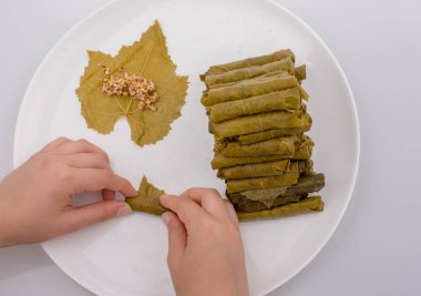Türk usulü doldurulmuş üzüm yaprakları yapan eller