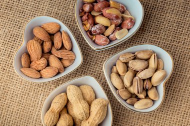 Fıstık, badem, Antep fıstığı kalp şeklinde tabaklar tuval üzerine