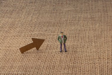 Ok ve bir adam heykelcik ve kırmızı oyuncak araba bir tuval arka plan