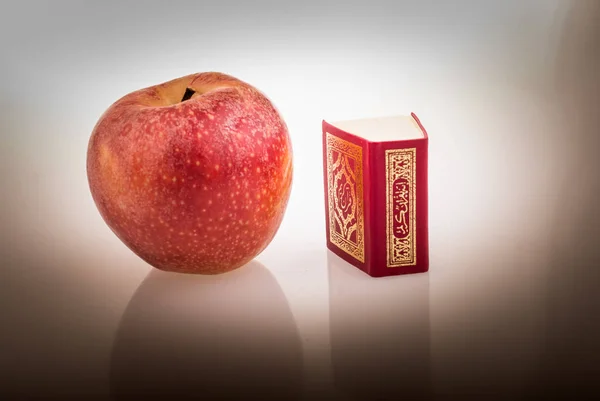 Maçã Vermelha Islâmica Livro Sagrado Alcorão Tamanho Mini — Fotografia de Stock