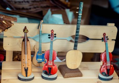 Müzik aletleri ağaçtan modeller kümesi