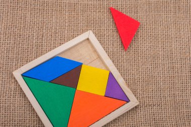 Kare tangram bulmacasının renkli parçaları