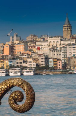 İstanbul Altın Boynuzu 'ndan Galata Kulesi manzarası