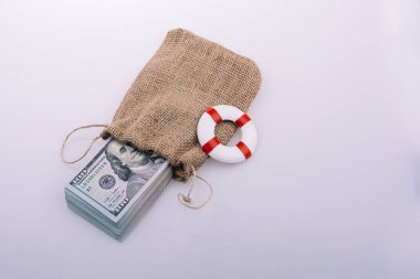 Amerikan dolarlarının banknotlarına konmuş can yelekleri