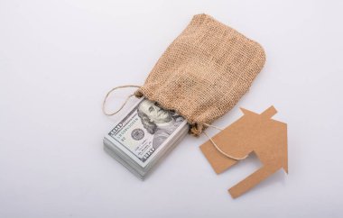 Kağıt ev a bohça-in bizi Doları banknot yerleştirilir.