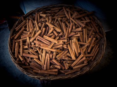 Arkaplanda tarçın çubukları yığını