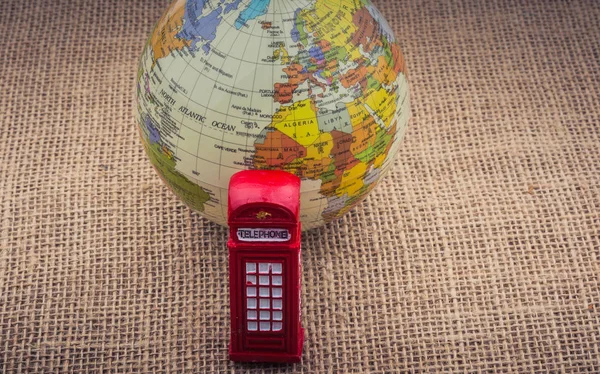 Globus Mit Telefonzelle Auf Leinwand Hintergrund — Stockfoto