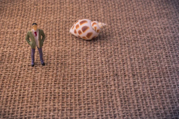 Kahverengi kağıt üzerine yağlıboya heykelcik ve ok işareti kes şunu