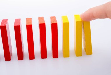 Beyaz arka planda el ele tutuşan renkli domino taşları