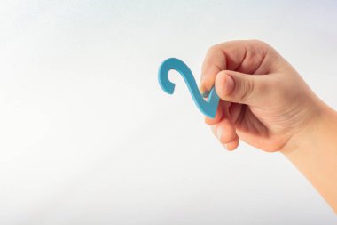 2 numara, bir çocuğun elinde ahşaptan yapılmış.