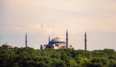 Ayasofya, Bizans mimarisinin dünyaca ünlü anıtı.