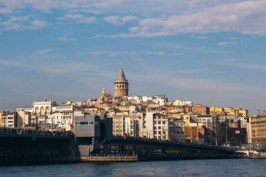 İstanbul Altın Boynuzu 'ndan Galata Kulesi manzarası
