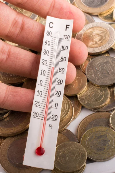Термометр Руці Поруч Монети Турецька Ліра — стокове фото