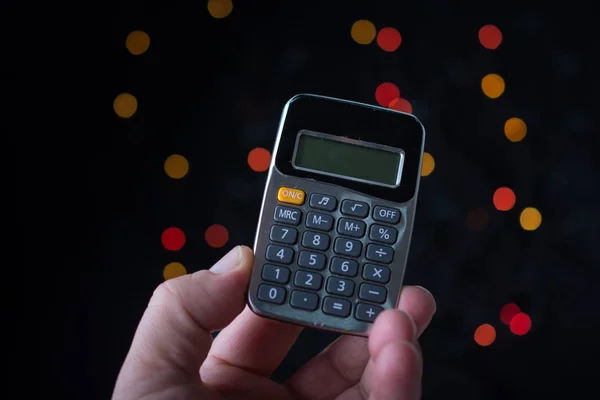 Elektroniczne Urządzenie Kalkulacyjne Klawiaturą Wyświetlaczem Ręku — Zdjęcie stockowe