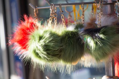 Çarşıdaki renkli ponponların seti.