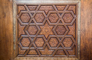 Yüzeylerinde geometrik desenler olan Osmanlı Türk sanatı