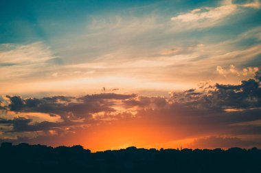 Dramatik renkli bulutlu gökyüzü Gün batımında parlayan resimli bulutlarla