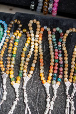 Çeşitli renkte tespih seti