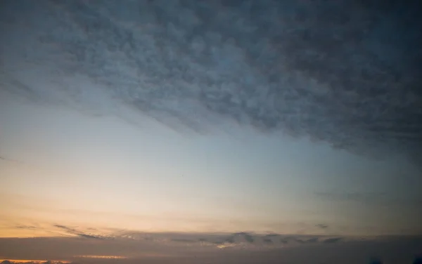 Szare Chmury Kolor Częściowo Pokrywają Niebo Ciągu Dnia — Zdjęcie stockowe